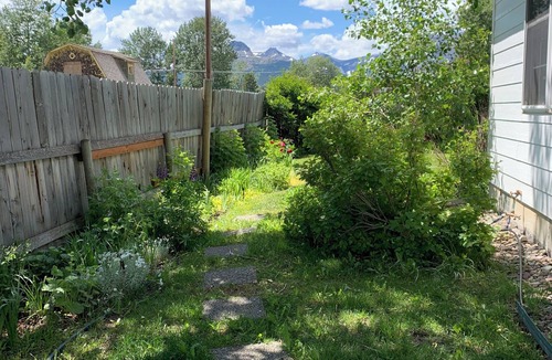 East Glacier Park Village House | CottonwoodCottage- Upgraded, spacious house and yard with Mountain View