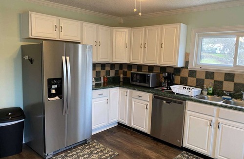 Charleston House | Country Comfy Right In Town New Remodel King/Queen