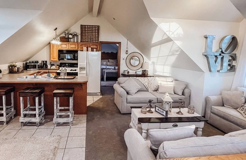 Colbert Cottage | Country Green Bluff Carriage House with fire pit and pickleball, north Spokane