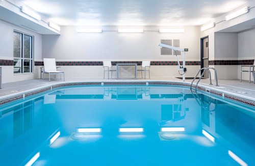 Maumee Hotel | Country Inn & Suites by Radisson, Toledo, OH