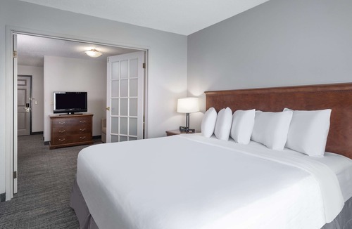Maumee Hotel | Country Inn & Suites by Radisson, Toledo, OH