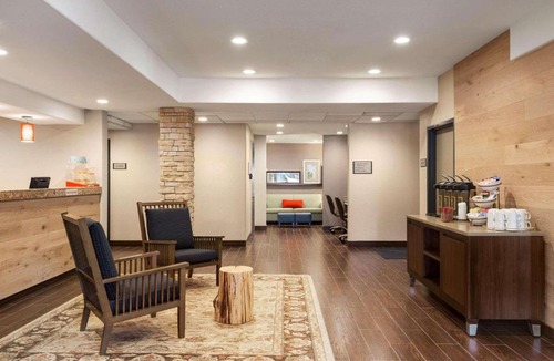 Swiss Manor Hotel | Country Inn & Suites by Radisson - Flagstaff East Route 66