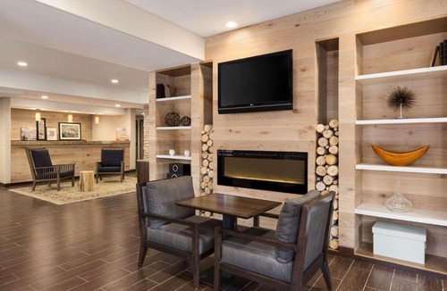 Swiss Manor Hotel | Country Inn & Suites by Radisson - Flagstaff East Route 66