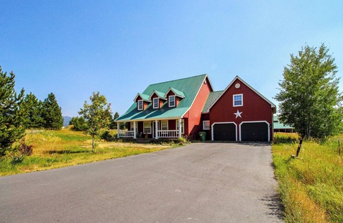 McCall House | Country McCall Retreat Deck & Mountain Views