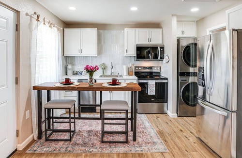 Oakdale House | Couple’s Retreat! Shop, Dine, Explore Dtwn Oakdale