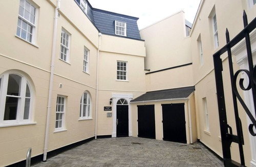 Southampton City Centre Apartment | Courtyard Retreat