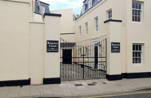 Southampton City Centre Apartment | Courtyard Retreat