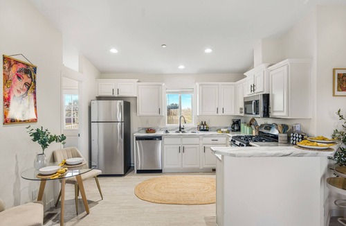 Paso Robles House | Covered Pavilion + BBQ | Paso Hillside + Vineyards View | Bombay Chardonnay