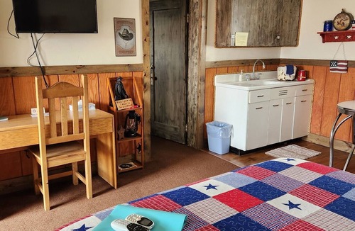Escalante Hotel | Cowboy Country Inn - Two-room Suite