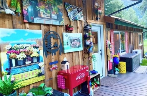 Darby Cabin | Cozy 1-bed cabin couples get-away w/hot tub and Starlink high-speed internet