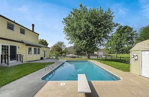 Rossford House | Cozy 1-bedroom house in enchanting Rossford with AC