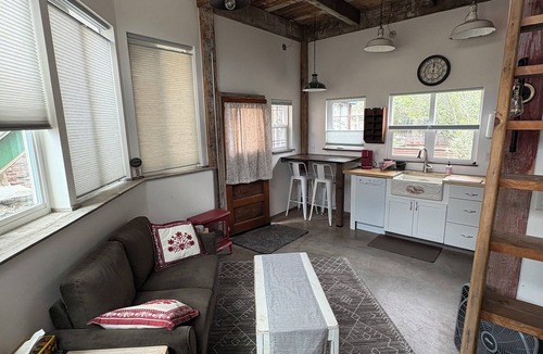 Riverfront Cottage | Cozy 1-bedroom Mini House close to down town Missoula