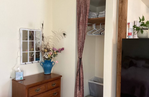 Winters House | Cozy 1-bedroom studio barn cottage in tranquil Winters