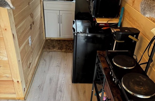 Campton Cabin | Cozy 1700s French Trapper Styled Cabin w/Hot Tub near Red River Gorge, Kentucky