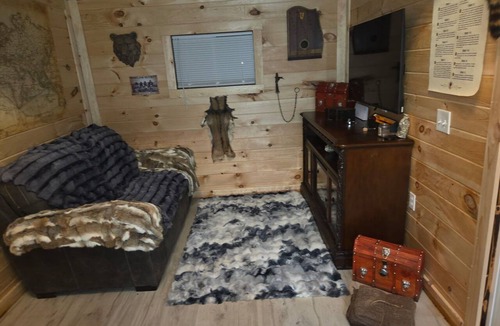 Campton Cabin | Cozy 1700s French Trapper Styled Cabin w/Hot Tub near Red River Gorge, Kentucky
