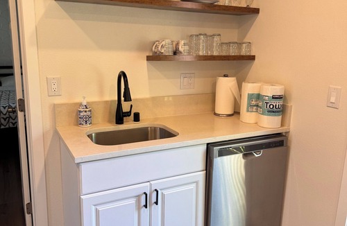 Hough Apartment | Cozy 1bd/1bath Apartment Unit in Downtown Vancouver