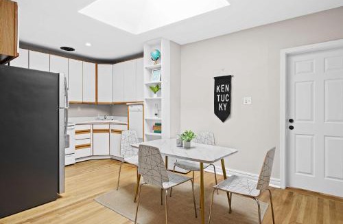 Cherokee Triangle Apartment | Cozy 1BR Near Downtown King Bed Full Kitchen