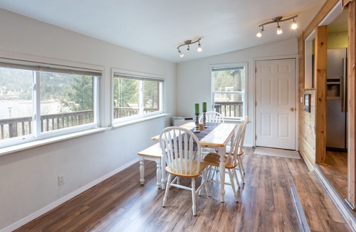Sagle House | Cozy 2 BD Lakehouse Cabin w/ incredible views