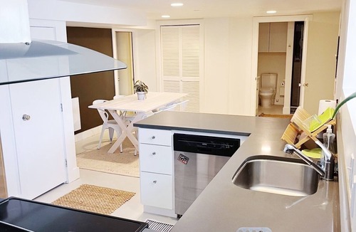 Hosford-Abernethy Apartment | Cozy 2 bed apartment in the heart of SE Portland. Full kitchen & washer dryer!
