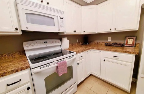 Lexington Condo | Cozy 2-bedroom condo with WiFi, AC in marvelous Lexington