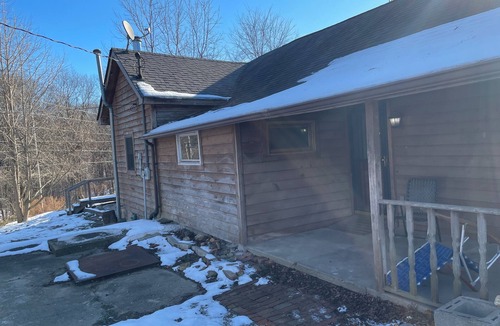 Martinsville House | Cozy 2-bedroom house with great barn just outside Martinsville