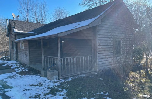 Martinsville House | Cozy 2-bedroom house with great barn just outside Martinsville