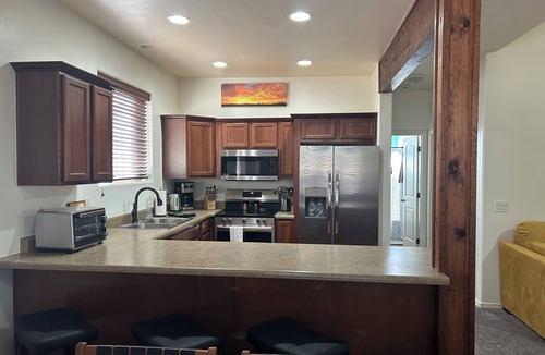 Pinetop-Lakeside Cabin | COZY 2 BEDROOM + LOFT CABIN WITH AC LOCATED IN HEART OF LAKESIDE