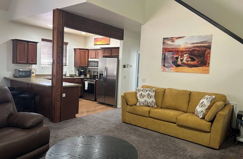 Pinetop-Lakeside Cabin | COZY 2 BEDROOM + LOFT CABIN WITH AC LOCATED IN HEART OF LAKESIDE
