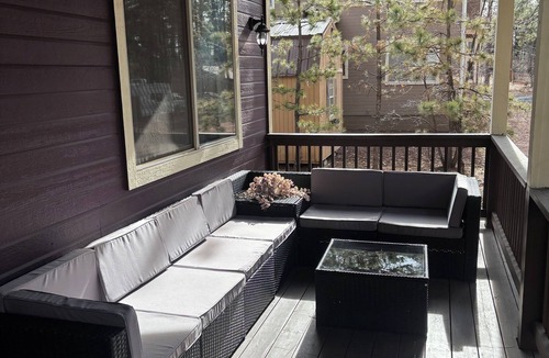 Pinetop-Lakeside Cabin | COZY 2 BEDROOM + LOFT CABIN WITH AC LOCATED IN HEART OF LAKESIDE