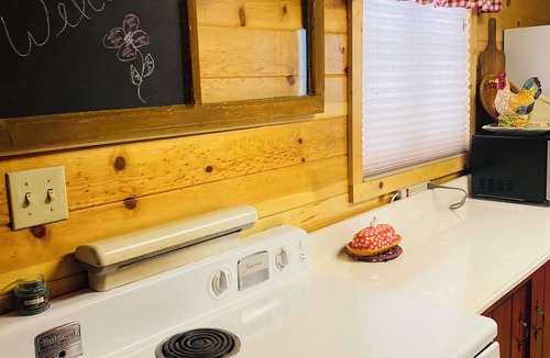 Wofford Heights Cabin | Cozy 2-bedroom cabin near Alta sierra ski resort with stunning views.