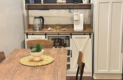 Clifton Heights House | Cozy 2-bedrooms with Bourbon Barrel Table, Kentucky Horse theme & renovated bath