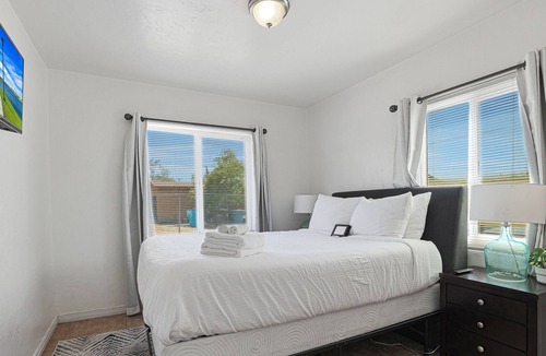 Governmental Mall Apartment | Cozy 2BR Apt, mins Hospitals + Free Parking + Wifi