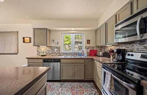 Carey Bay House | Cozy 2BR Lake Retreat w/Hot Tub near Lake Coeur d'Alene