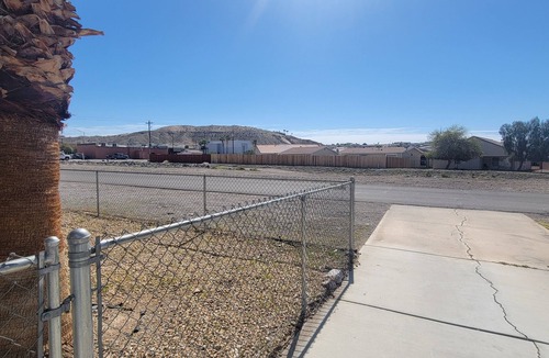 Bullhead City House | Cozy 3-bed home Pet friendly near Beaches on the River and close to Shopping!