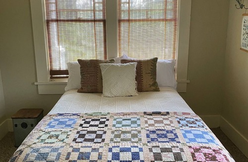 Kelseyville House | Cozy 3-bedroom farmhouse in Kelseyville Ca. Easy walk to Main St