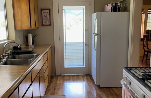 Kelseyville House | Cozy 3-bedroom farmhouse in Kelseyville Ca. Easy walk to Main St