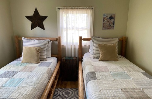 Kelseyville House | Cozy 3-bedroom farmhouse in Kelseyville Ca. Easy walk to Main St