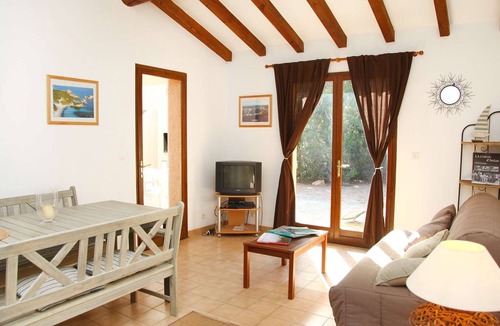 Santa Giulia House | Cozy 3BR Villa, 200m from Santa-Giulia Beach, Sleeps 8, AC, BBQ, Parking Included