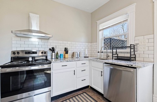 Roselawn Finance Apartment | Cozy 3BR w/Office Parking Ideal for Travel Pros