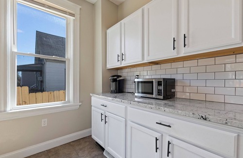 Roselawn Finance Apartment | Cozy 3BR w/Office Parking Ideal for Travel Pros