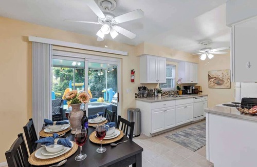 Sanford House | Cozy 4/3, Patio, King Bed, Bunk Room + Water Park!