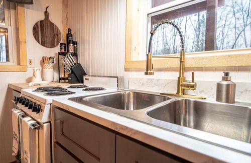 Wellington Cabin | Cozy A-Frame Cabin Retreat w/AMAZING Back Porch- Perfect Relaxation in DBNF/RRG