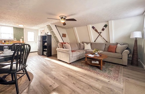 Wellington Cabin | Cozy A-Frame - Pet Friendly - Hot Tub - Fire Pit