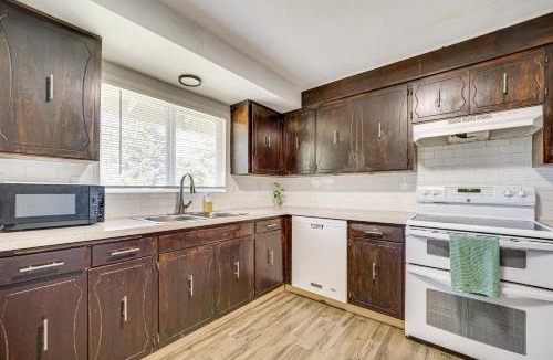 Kennewick House | Cozy Apt w/Private Deck, 2 Mi to Toyota Center!