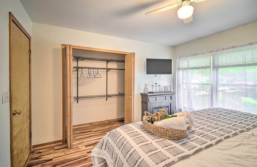 Auburn Cottage | Cozy Auburn Retreat w/Hot Tub - Walk to Lake