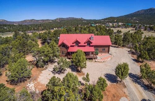 Zion National Park East Entrance House | Cozy authentic 5 bedroom cabin minutes from Zion