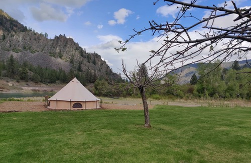 Sanders County Cabin | Cozy Beach Cove Yurt, glamping by the river 2mi from Quinn's Hot Springs Resort.