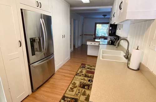 Seeley Lake House | Cozy Bear Den - private house with fenced yard!