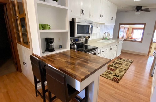 Seeley Lake House | Cozy Bear Den - private house with fenced yard!