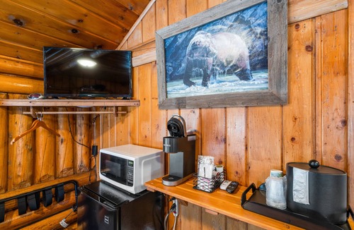 West Yellowstone Cabin | Cozy Bucking Moose Elk Cabin with 2 Queens, just a minute from Yellowstone!
